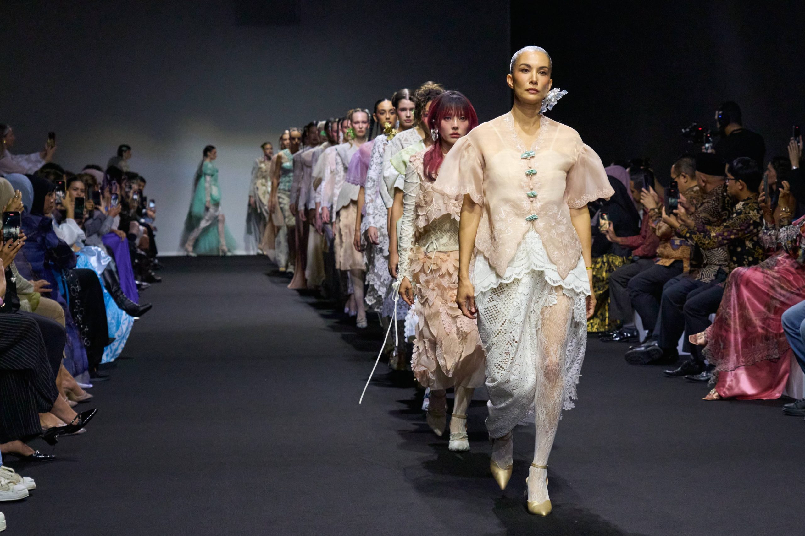 Dubai Fashion Week 2025: 6 Hari, 30 Show, dan Dominasi Timur Tengah di Panggung Global