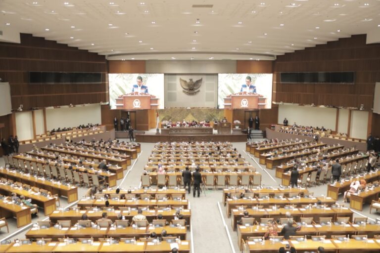 Politik Indonesia 2025: Dinamika Koalisi, Isu Ekonomi, dan Tantangan Demokrasi Digital