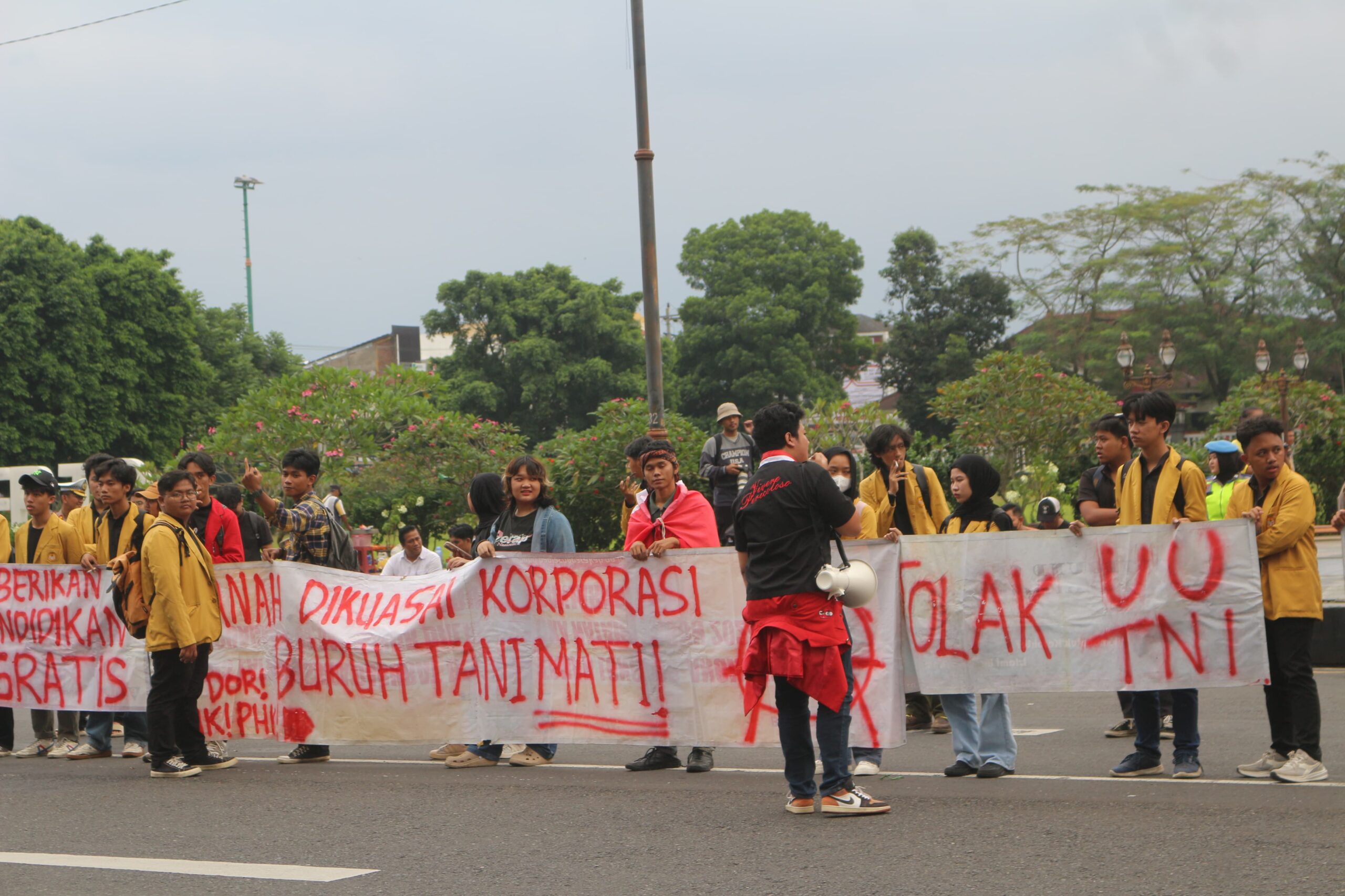 Gerakan Mahasiswa Indonesia 2025: Tuntutan Reformasi, Peran Digital, dan Masa Depan Demokrasi